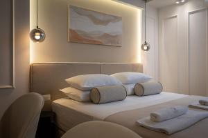 Luxury rooms Le Prestige Few Minutes from Split's Iconic Waterfront客房内的一张或多张床位