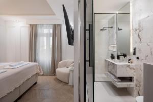 斯普利特Luxury rooms Le Prestige Few Minutes from Split's Iconic Waterfront的白色的浴室设有床和水槽