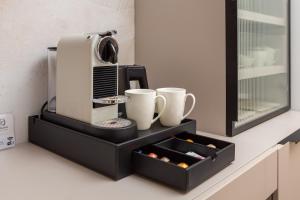 Luxury rooms Le Prestige Few Minutes from Split's Iconic Waterfront的咖啡和沏茶工具