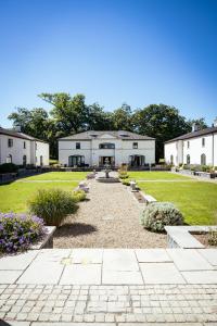 un gran edificio con una pasarela delante de él en Mabel's Maison by Escape Ordinary en Enniskillen