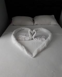 um coração feito de toalhas numa cama em esas pansiyon em Gemlik