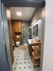 Apartament Amilado في بوغورزيلكا: حمام مع حوض ومرحاض