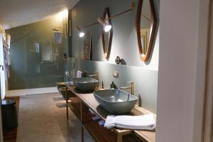 La salle de bains est pourvue de 2 lavabos et de 2 miroirs. dans l'établissement Casa Giotto, à Padoue