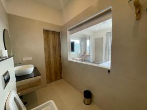 un bagno con ampia finestra e lavandino di Onehouse Resort Lansdowne a Lansdowne