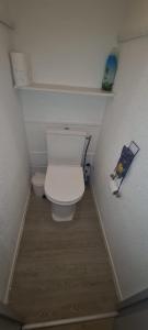 un piccolo bagno con un WC in una stanza di Résidence les caraïbes Cap d'agde - Centre Port- Parking Gratuit-Terrasse - wifi 5G a Cap d'Agde Altre 45 foto