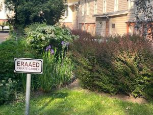 een bord in het gras voor een huis bij LOSSI 21/23 in Tartu