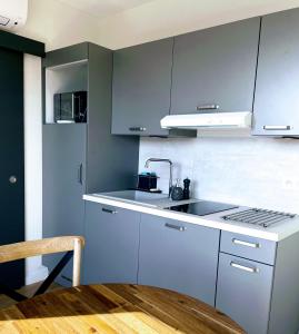 מטבח או מטבחון ב-La plus Bellevue d'Annecy en Tiny house éco-conçue