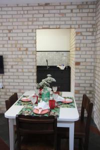 uma mesa branca com cadeiras e uma toalha de mesa em Casa MAgdeburg II - Central e completa em Pomerode