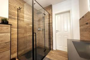 a bathroom with a glass shower with a sink at AR Apartments III I 4 Pers I Modern I Schillerapartment in Rudolstadt +37 photos