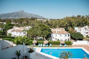 Piscina a EN37- Spacious, cozy townhouse, Marbella o a prop