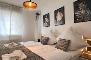 a bedroom with a large white bed with pillows at AR Apartments III I 4 Pers I Modern I Schillerapartment in Rudolstadt