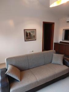 un divano in soggiorno di Μονοκατοικία a Nafpaktos