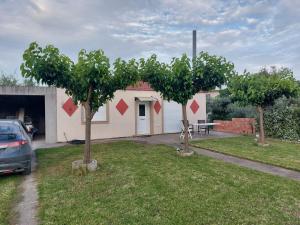 una casa con due alberi in un cortile di Μονοκατοικία a Nafpaktos