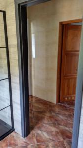 um corredor com uma porta e um piso de azulejo em Pokoje gościnne Simon em Mielno