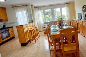 cocina y comedor con mesa y sillas en Apartamentos Lorelay 1, en Peñíscola