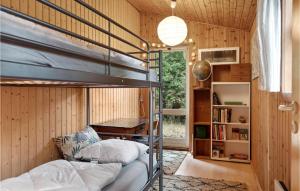 ein Schlafzimmer mit Etagenbetten und einem Schreibtisch in einem Zimmer in der Unterkunft Stunning Home In Frevejle With Wifi in Fårevejle