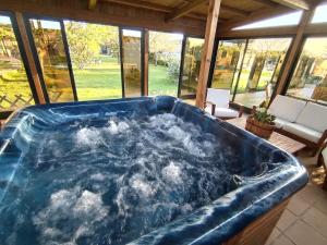 jacuzzi en una habitación con ventanas en Apartamentos Rias Baixas, en Moaña