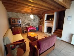 ein Wohnzimmer mit Sofas, einem Tisch und einem Kamin in der Unterkunft Apartamentos Rias Baixas in Moaña