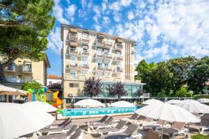 Bazén v ubytování Lotus Hotel ALL INCLUSIVE & SPIAGGIA nebo v jeho okolí
