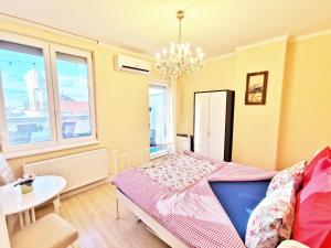 Postel nebo postele na pokoji v ubytování Rumbach Terrace Apartment