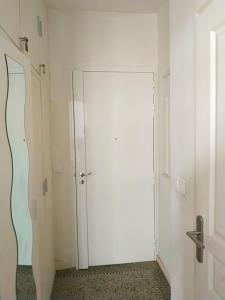 ニースにあるPalais Opheliaの白い部屋の白い扉