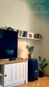 sala de estar con TV en una mesa con altavoz en Green Studio Apartment en Sarajevo