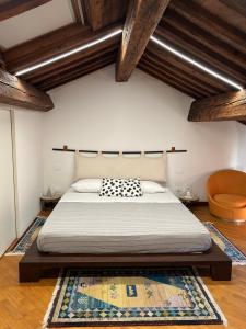 um quarto com uma cama e um tapete em Chez Madame em Ferrara