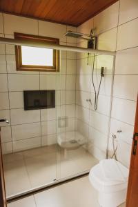 a bathroom with a shower and a toilet at Pousada Gagno in Domingos Martins