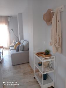 sala de estar con sofá y estante en Nueces y Horkillas Novo Sancti Petri en Chiclana de la Frontera