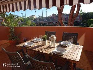 Restoran või mõni muu söögikoht majutusasutuses Nueces y Horkillas Novo Sancti Petri