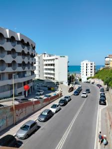 una strada trafficata con auto parcheggiate sulla strada di Sabbia di Mare a Termoli