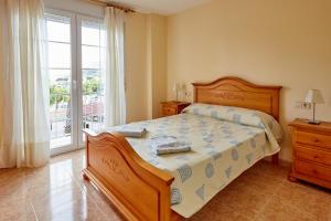 1 dormitorio con cama y ventana grande en Apartamentos Lorelay 1, en Peñíscola