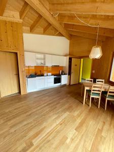 een open keuken en eetkamer met een tafel en stoelen bij BerglandHof Hotel Ernen in Ernen