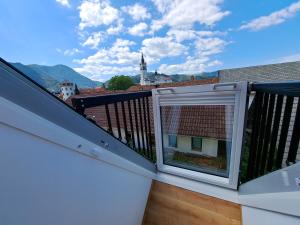 d'un balcon avec vue sur la ville. dans l'établissement Turizem Loka - Hotel Vila Loka, à Škofja Loka
