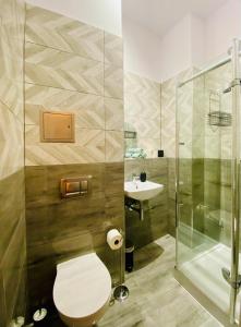 施韋特的住宿－Ferienwohnung Karpe，浴室配有卫生间、淋浴和盥洗盆。