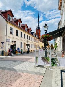 una calle en una ciudad con edificios y un semáforo en Ferienwohnung Karpe en Schwedt