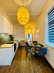 uma cozinha com mesa e cadeiras e uma sala de jantar em Ferienwohnung Karpe em Schwedt