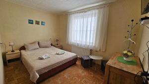 מיטה או מיטות בחדר ב-Svečių namai Pervalkoje