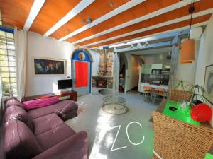 un soggiorno con divano e tavolo di zentral club apartamento protón-jacuzzi a Belmonte de Miranda
