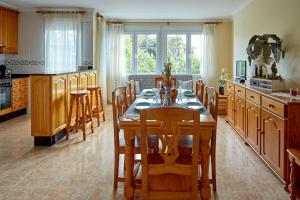 cocina con mesa y sillas en una habitación en Apartamentos Lorelay 2, en Peñíscola