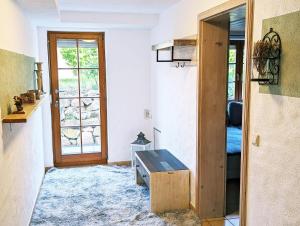 um quarto com uma porta, uma mesa e uma janela em Ferienwohnung Blütenzauber in Idyllischer Lage Nähe Bodensee em Hilzingen