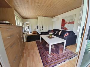 sala de estar con mesa blanca y sofá en Paradiset, en Kulltorp