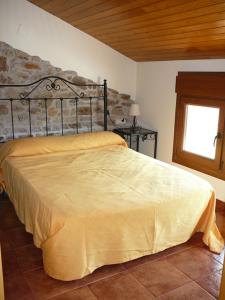 Schlafzimmer mit einem Bett und einem Fenster in der Unterkunft Casa Numero 4 a un paso de la playa in Cudillero