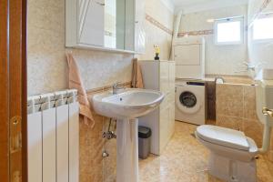 Koupelna v ubytování Holiday Home Brajdice by Rent Istria