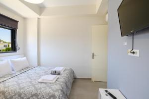 - une chambre avec un lit et des serviettes dans l'établissement Green Villa, à Ialyssos