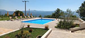 Θέα της πισίνας από το Vila Ružin Dvor ή από εκεί κοντά