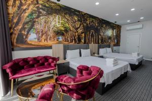 um quarto de hotel com duas camas e duas cadeiras em ACAR SMART OTEL em Arnavutköy