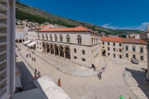 una vista aerea di un edificio in una città di The Bassegli - Gozze Palace a Dubrovnik