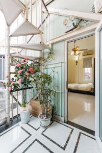 Habitación con balcón con flores y cama en An Family Homestay, en Hanói