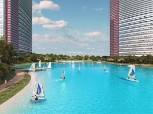 una gran piscina de agua azul con barcos. en Nice apartment in finest complexes of Istanbul ;) en Esenyurt